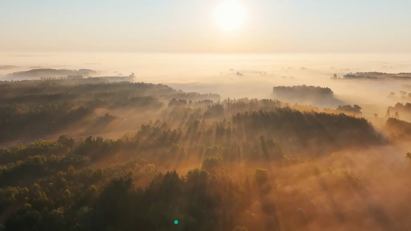widok z drona na mgliste gory i lasy