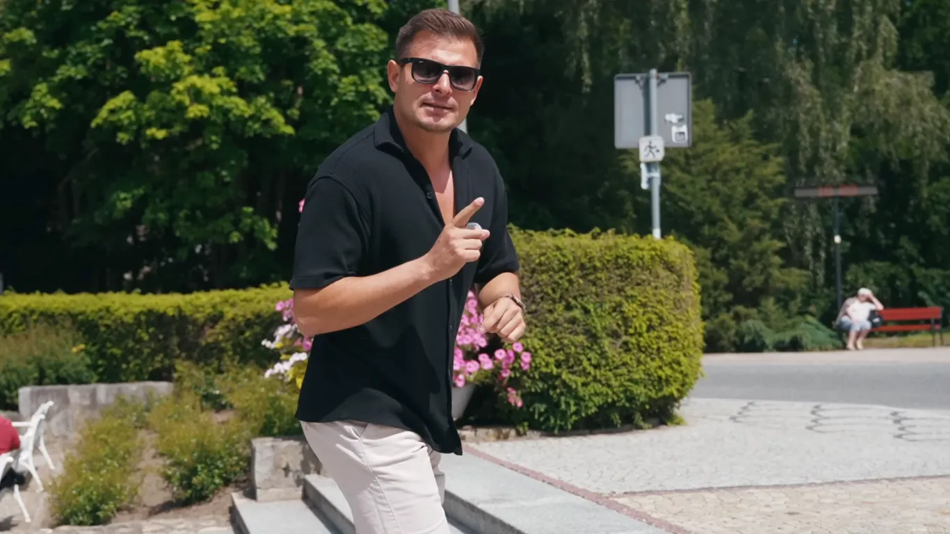 kadr z filmu w parku zdrojowym